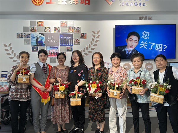 市民展示自己的插花作品。重慶電信供圖