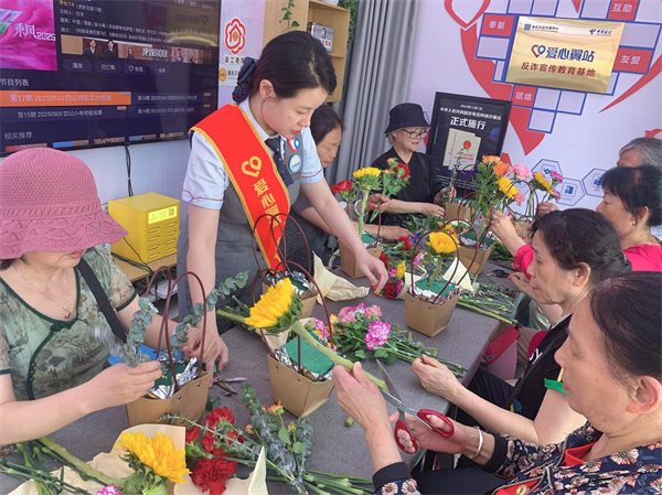 市民正在制作插花。重慶電信供圖