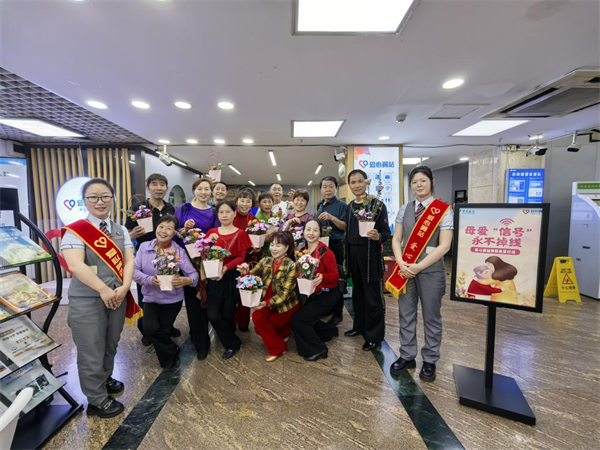 市民展示自己的插花作品。重慶電信供圖