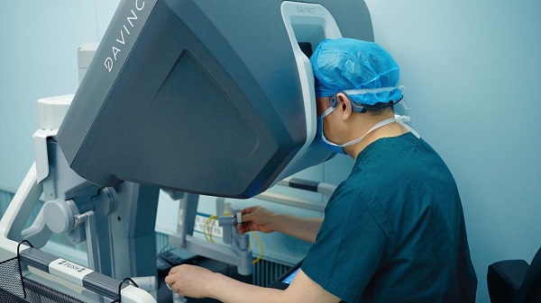 譚群友為患者實施機器人手術(shù)。重醫(yī)附屬大學城醫(yī)院供圖