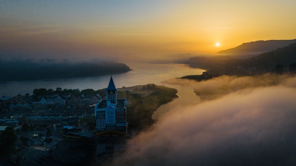 沿江小鎮(zhèn)出現(xiàn)平流霧景觀。