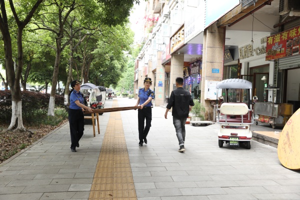 長壽區(qū)城市管理局工作人員助力賽場周邊環(huán)境提升。長壽區(qū)融媒體中心供圖