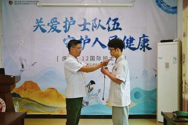 陳思宇和父親陳雪松交換信物。陶涵攝