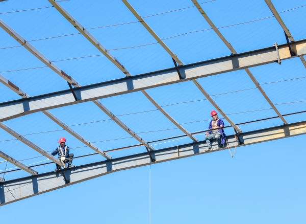 酉陽(yáng)縣板溪工業(yè)園區(qū)，工人們利用晴好天氣忙著搭建廠房。酉陽(yáng)縣委宣傳部供圖