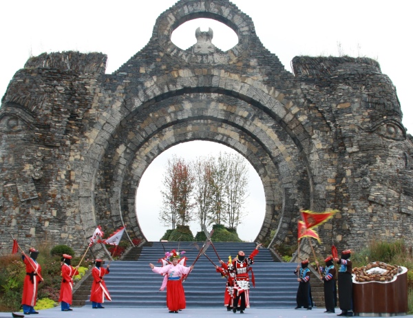 景區(qū)里上演酉陽土家面具陽戲。彭媛攝