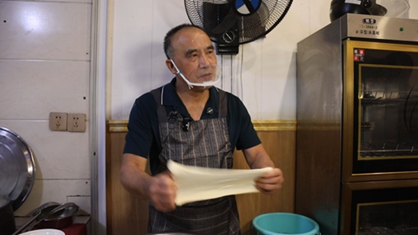 “扯面大爺”鐘碧華。付軍攝