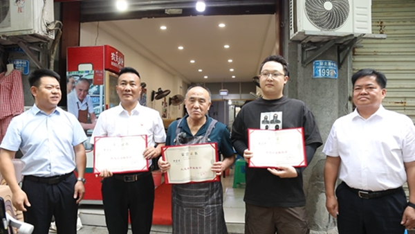 鐘碧華、蘭小可和李方戊成為首批“大足美食推薦官”。付軍攝