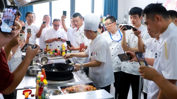 學員們學習烤魚制作技藝。萬州區(qū)委宣傳部供圖