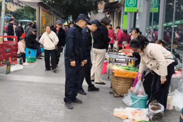占道經營整治。冉道鑫攝