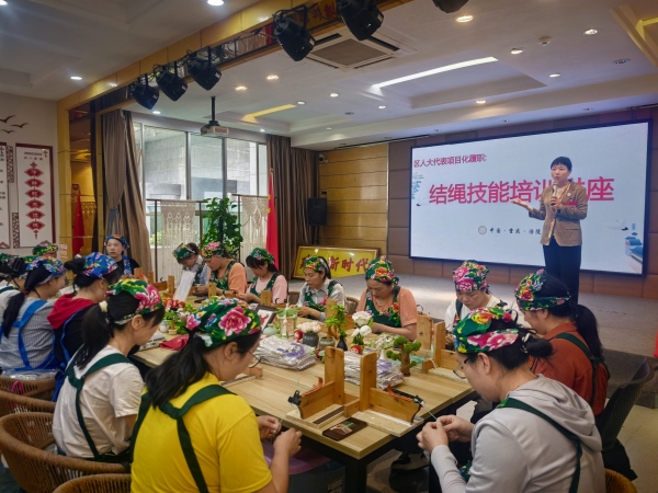 涪陵區(qū)人大代表張沉靜進行結(jié)繩技能培訓(xùn)。涪陵區(qū)人大常委會供圖