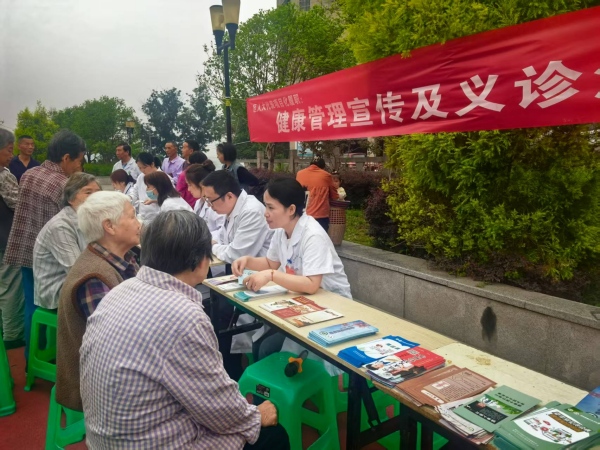 涪陵區(qū)人大代表馮曉紅開展健康管理宣傳及義診活動。涪陵區(qū)人大常委會供圖