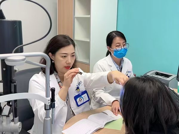 彭艷麗為患者檢查眼部情況。重慶普瑞眼科醫(yī)院供圖