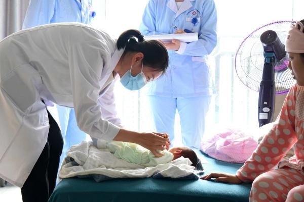 王玥在給嬰兒檢查健康狀況。楊晨攝