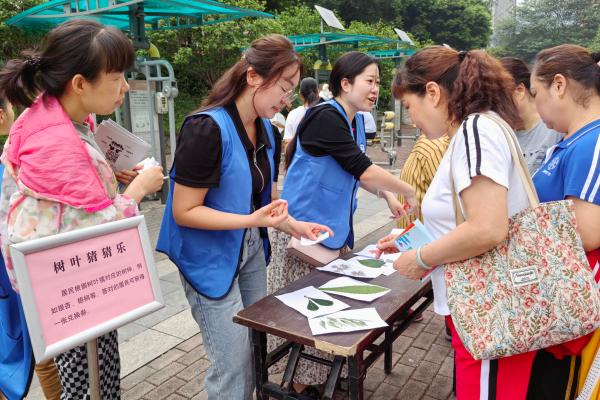 活動(dòng)現(xiàn)場(chǎng)吸引居民熱情參與。陳曉燕攝