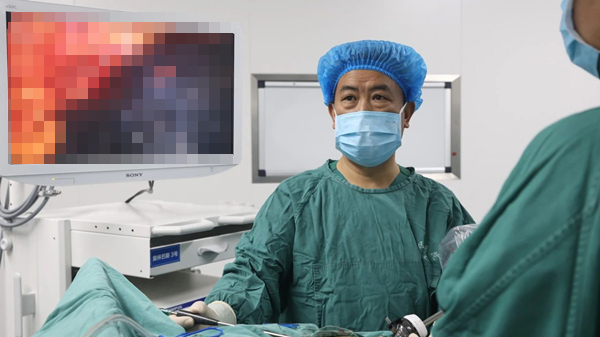 姚珂攜其團(tuán)隊(duì)為患者進(jìn)行手術(shù)。重慶西區(qū)醫(yī)院供圖