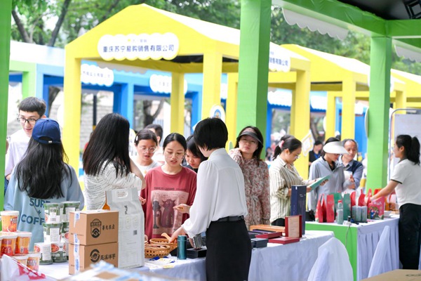 線下展銷人氣旺。主辦方供圖