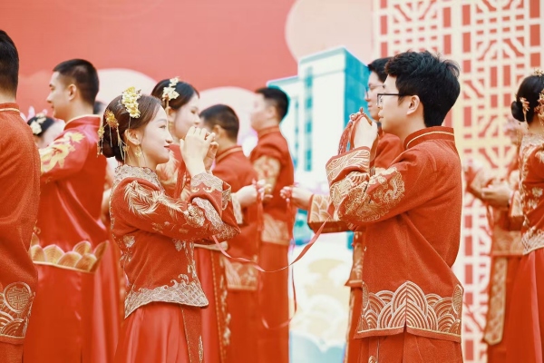 新人體驗中華傳統(tǒng)婚禮。主辦方供圖