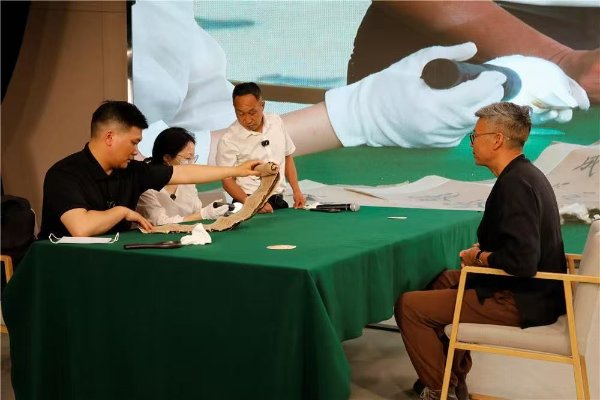 專家進(jìn)行鑒寶。譚燕攝