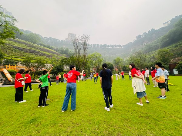 志愿者和孩子們做游戲。活動主辦方供圖