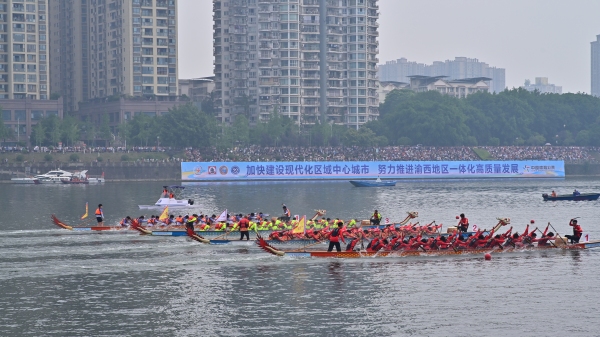 各參賽隊奮勇爭先。李波攝