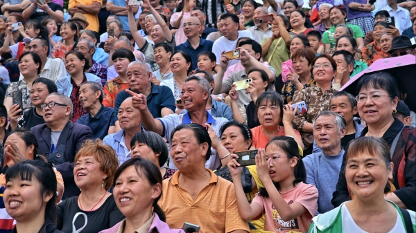 現(xiàn)場觀眾大聲喝彩。李波攝