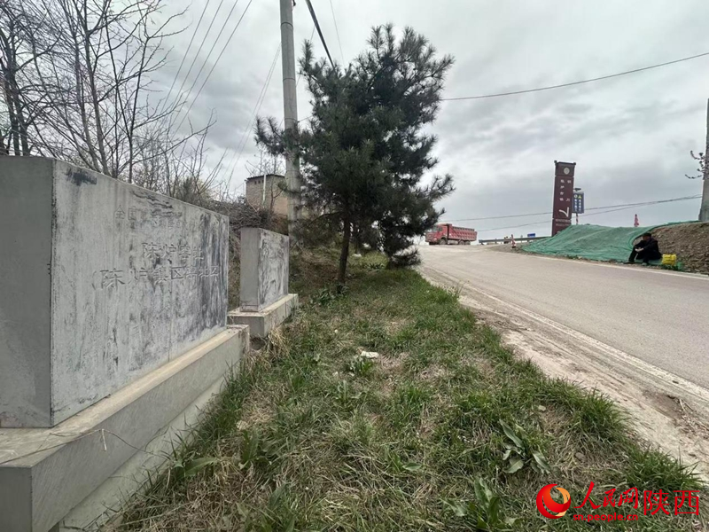 文保碑附近，不時(shí)有重型卡車駛出（攝于4月11日）。