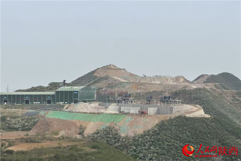 潤(rùn)鑫新材料廠區(qū)內(nèi)的一座山頭已被削平，隱約可見(jiàn)挖掘機(jī)作業(yè)（攝于4月23日）。