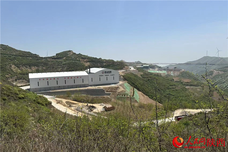 白色廠房上有“國(guó)金控股”四個(gè)大字（攝于4月23日）。