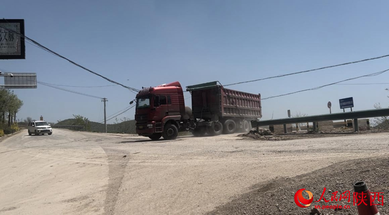一輛重型卡車從潤(rùn)鑫新材料廠區(qū)駛出（攝于4月23日）。