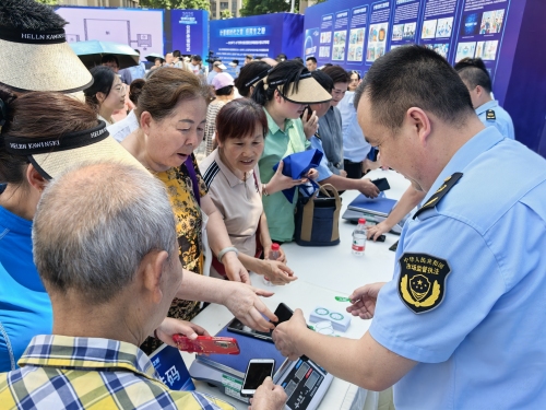 市民現(xiàn)場(chǎng)咨詢。徐雯瑄攝