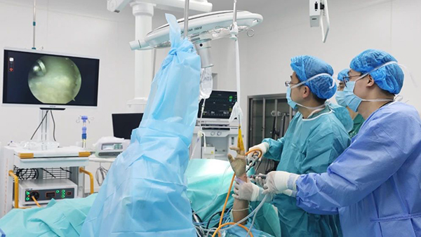 陳賢明團(tuán)隊(duì)手術(shù)中。重慶西區(qū)醫(yī)院供圖