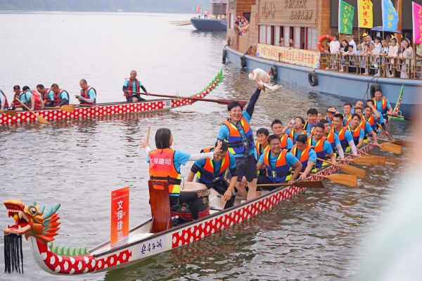 龍舟搶彩頭（資料圖）?；顒?dòng)主辦方供圖