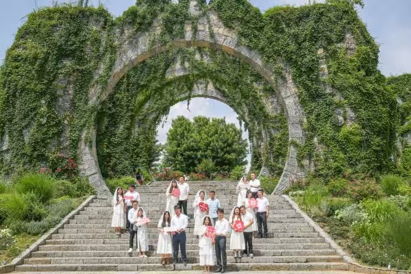 新人合影。酉陽縣民政局供圖
