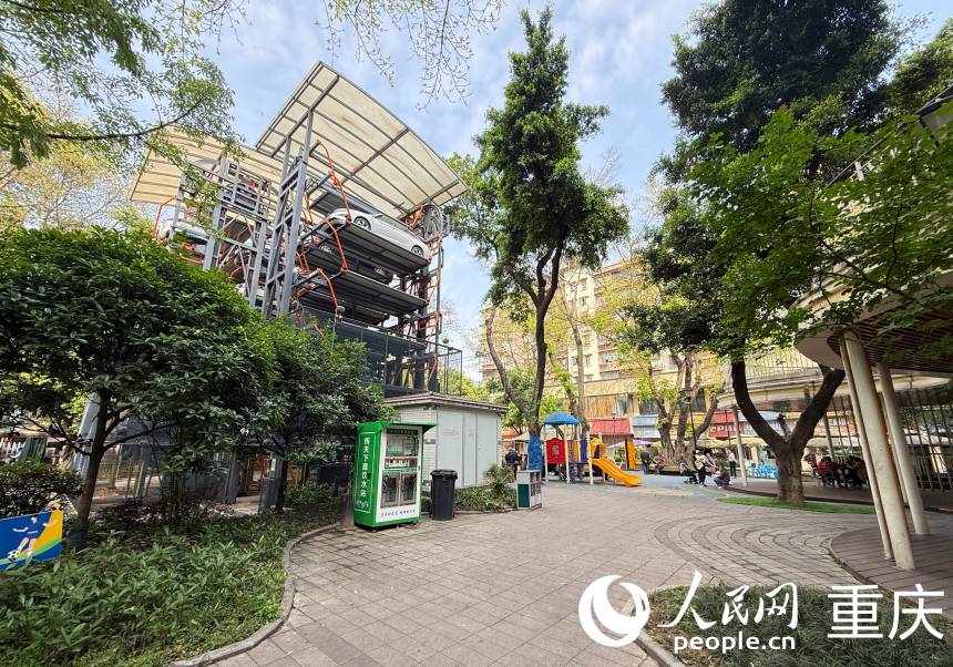 白馬凼社區(qū)的立體停車場(chǎng)。人民網(wǎng)記者 胡虹攝