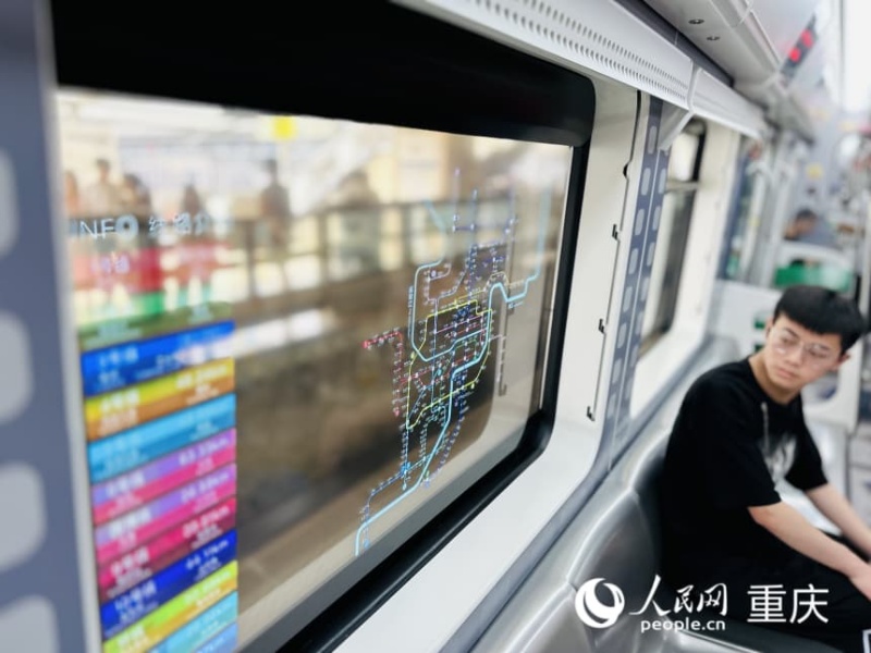 重慶軌道交通2號(hào)線列車車窗變身科技感顯示屏。人民網(wǎng)記者 劉祎攝