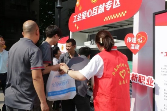 活動(dòng)現(xiàn)場(chǎng)。重慶渝州眼科醫(yī)院供圖