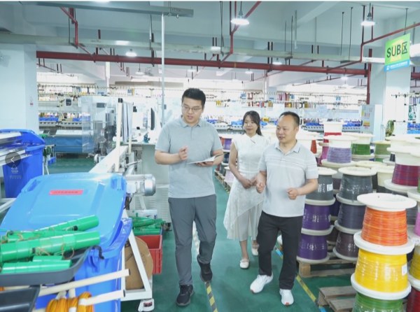 萬州經(jīng)開區(qū)企業(yè)專員走訪企業(yè)了解需求。李澤鴻攝