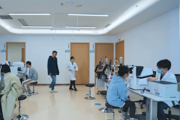 檢查中。重慶渝州眼科醫(yī)院供圖