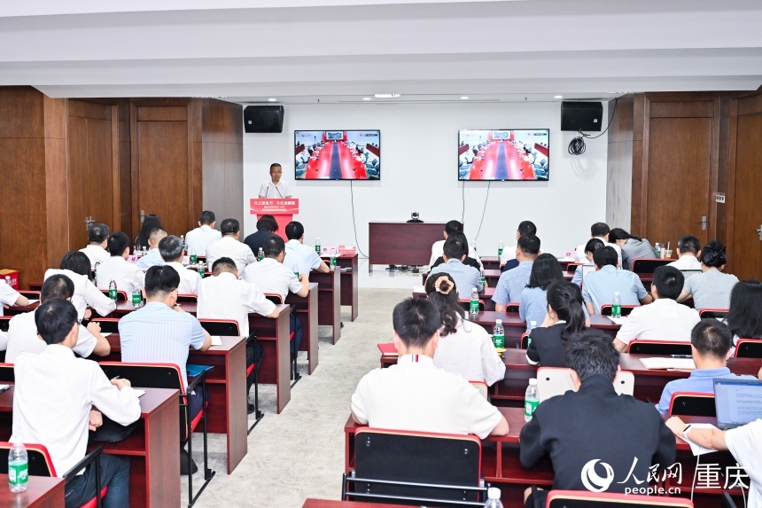 人民網(wǎng)與重慶文化旅游集團(tuán)通過視頻連線的方式，聯(lián)合舉辦“跟著總書記讀好書”主題黨日活動(dòng)。鄒樂攝