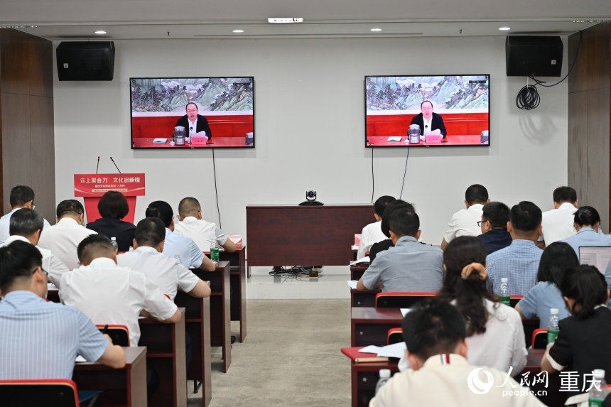 人民網(wǎng)黨委書記、董事長(zhǎng)、總裁葉蓁蓁通過視頻連線的方式主持會(huì)議并發(fā)言。鄒樂攝