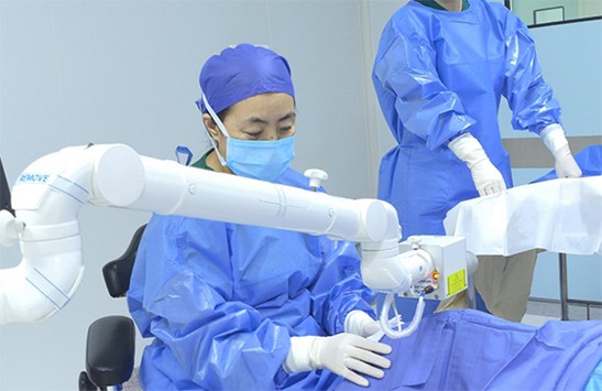 張奕霞實施角膜屈光手術聯(lián)合新型角膜膠原交聯(lián)術。重慶南坪愛爾眼科醫(yī)院供圖