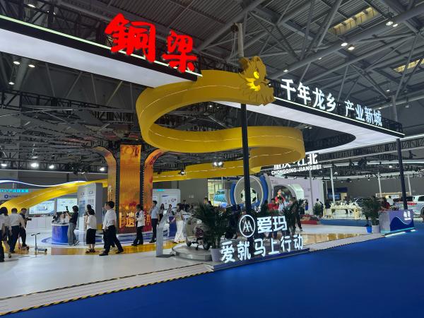 銅梁展廳吸引游客扎堆。黃亞輝攝