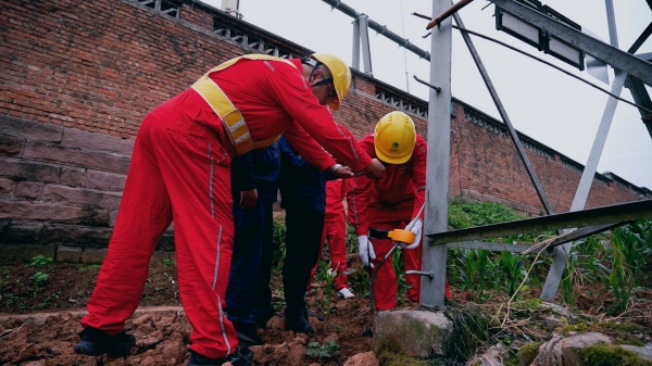 供電員工檢測(cè)35千伏洞化線接地電阻。舒淞攝