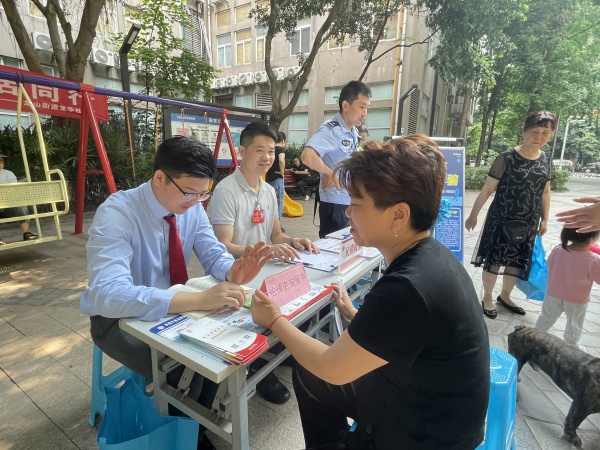 公益律師現(xiàn)場答疑解惑。龍山街道供圖