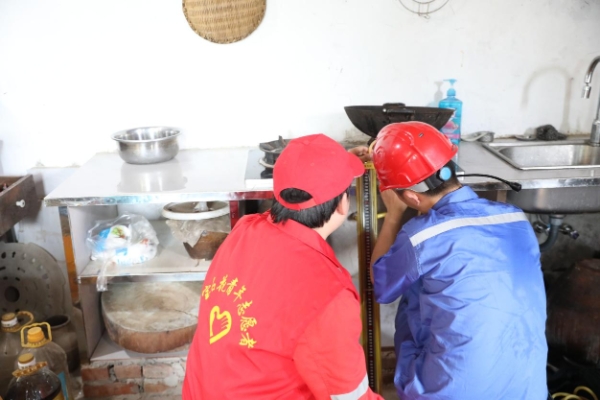 技術人員入戶檢測。巴南區(qū)融媒體中心供圖