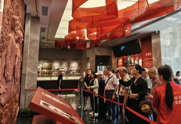 黨員干部在王樸烈士紀(jì)念館參觀(guān)學(xué)習(xí)。劉元琴攝