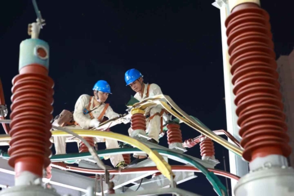 曾光輝（右）和同事開展“零點(diǎn)檢修”，消除設(shè)備缺陷 隱患。羅永恒攝