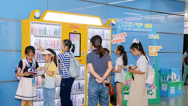 軌道交通上閱讀。南岸區(qū)圖書館供圖