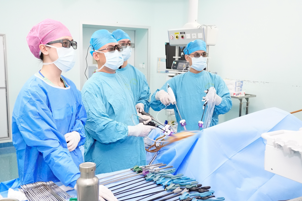專(zhuān)家手術(shù)中。 重慶大學(xué)附屬腫瘤醫(yī)院供圖