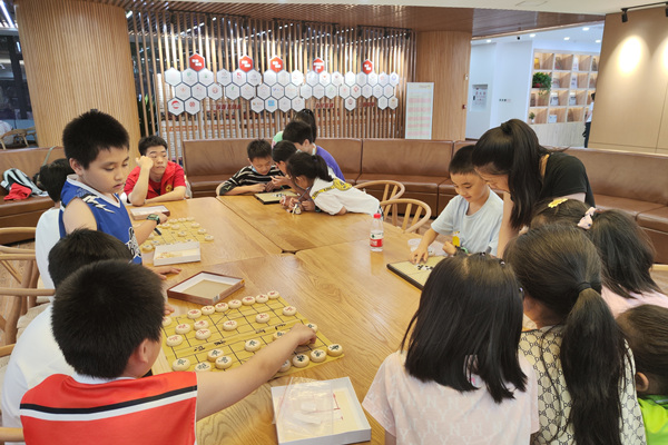 上清寺街道美專?！懊烂琅c共”文化空間開展少兒活動。渝中區(qū)文化旅游委供圖